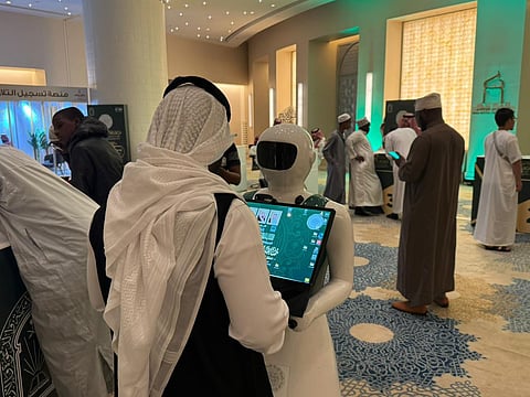 الروبوتات التفاعلية تخدم زوار ومشاركي مسابقة الملك عبدالعزيز الدولية للقرآن الكريم في دورتها الـ45 بمكة المكرمة