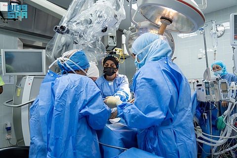 المدينة الطبية بجامعة الملك سعود تجري أول زراعة لغرسة قوقعة صناعية ذكية بالشرق الأوسط وأفريقيا