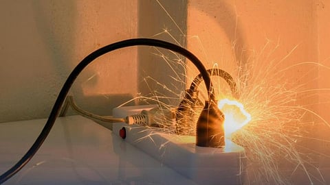 الدفاع المدني يحذر: هذه 3 ممارسات شائعة قد تشعل حرائق التماس الكهربائي في المنازل