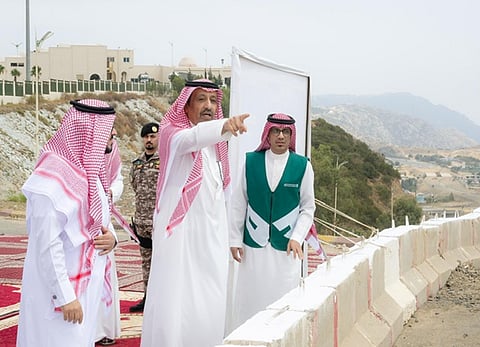 أمير الباحة يتفقد مشروع الطريق الدائري بتكلفة تتجاوز 134 مليون ريال