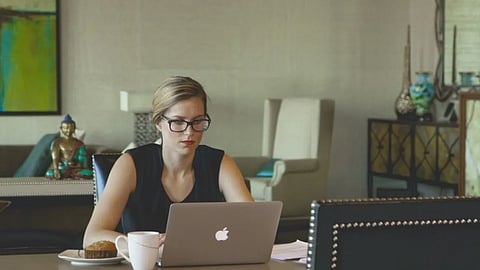 استطلاع: العمل من المنزل يرسخ حضوره رغم مخاوف التواصل والإنتاجية