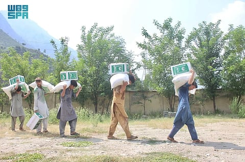 "مركز الملك سلمان الإغاثي" يوزّع آلاف السلال الغذائية والإيوائية في 5 دول