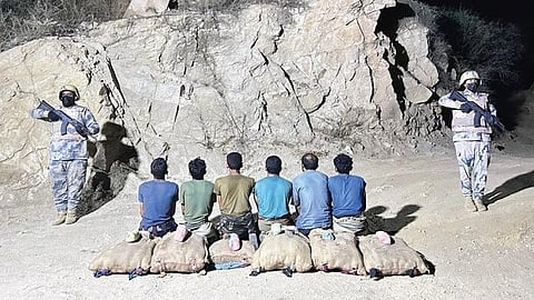 حرس الحدود بجازان يقبض على 6 مخالفين لنظام أمن الحدود بحوزتهم 90 كيلوجرامًا من القات المخدر