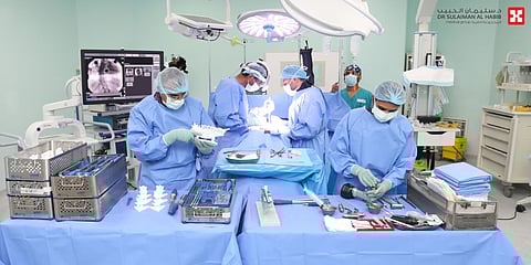 مجمع الدكتور سليمان الحبيب بالعليا يُفعل تقنيات الذكاء الإصطناعي AI لمعالجة جنف مزدوج ومعقد لفتاة بعمر 15 عام