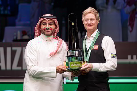 نائب وزير الرياضة "القاضي" يتوّج الأسترالي نيل روبرتسون بلقب "الماسترز للسنوكر 2025"