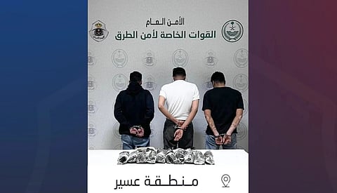 عسير.. "أمن الطرق" يضبط 3 مواطنين بحوزتهم 14 كيلوجرامًا من الحشيش المخدر