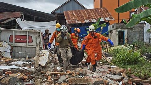 بالفيديو.. إصابة العشرات في زلزال بقوة 6 درجات ضرب وسط إندونيسيا