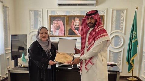 السفارة الفلبينية تكرّم "الحميدان" تقديرًا لجهوده في عنيزة