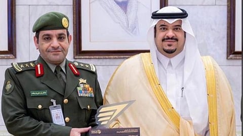 نائب أمير الرياض يكرّم جوازات المطار بعد تحقيق جائزة الأفضل لعامين متتاليين