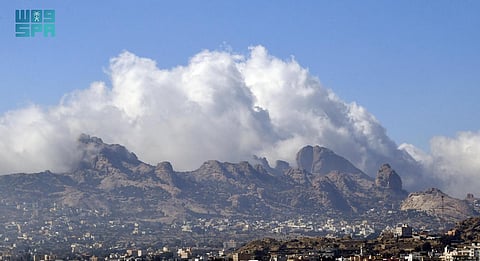 شاهد "عكران" و"ضد" و"الكهف الكبير".. جبال تنومة وجهة بارزة لعشاق السياحة الجيولوجية