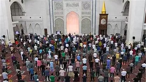 قانون جديد يثير الجدل في ماليزيا: السجن عامين للمتخلفين عن صلاة الجمعة
