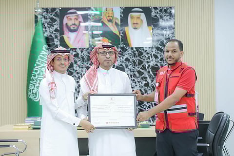 الهلال الأحمر يسلّم شهادة الامتثال لفرع صحة جازان