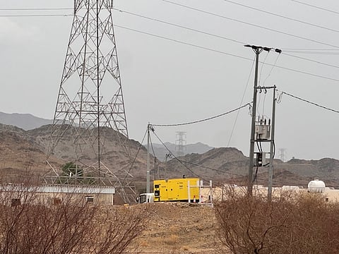 "الأمطار تقطع الكهرباء عن قرى سبت الجارة.. ومولدات احتياطية تعيد الخدمة جزئيًا"