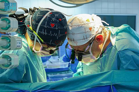  "التخصصي" ينجح في زراعة قلب لطفل بعد نقله من متبرع متوفى دماغيًا في الإمارات