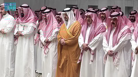 نائب أمير مكة المكرمة يؤدي صلاة الميت على والدة الأمير فهد بن مقرن بن عبدالعزيز