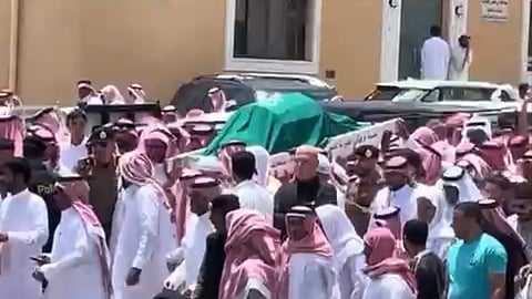 شاهد.. الصلاة على "وضحى الفهمي" وجموع غفيرة تحمل جنازتها بجامع العباس