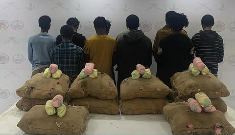 عسير.. ضبط 11 مروجًا ومهربًا للمخدرات ومصادرة 180 كجم قات ومواد محظورة