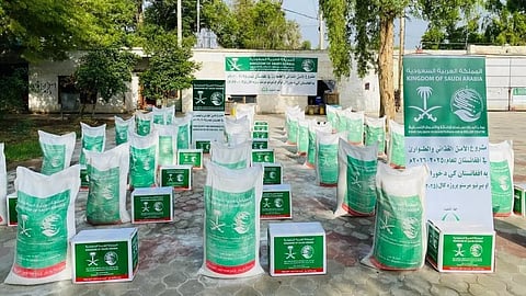 مركز الملك سلمان يواصل عطائه الإغاثي.. توزيع 2,360 سلة غذائية في السودان وأفغانستان