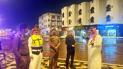 أمطار غزيرة في محايل.. السيول تغلق شوارع ووكيل المحافظة يقف ميدانيًّا