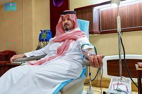 أمير المدينة المنورة يتبرّع بالدم تفاعلًا مع الحملة الوطنية التي أطلقها ولي العهد