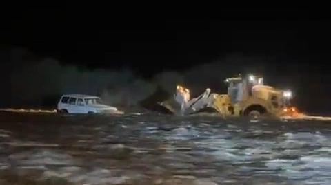 في أعقاب أمطار غزيرة.. طرق بني عيسى تغرق بالوحل والصخور شرق القنفذة