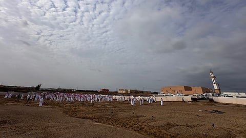 الأب أنقذ اثنين من أبنائه فيما جرفت السيول زوجته وطفله .. محافظ القنفذة يتقدم مشيعي غريقَي بني عيسى