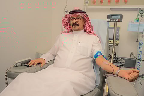 محافظ الأفلاج يشارك في الحملة الوطنية للتبرع بالدم