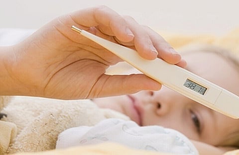 حالة واحدة توجب طلب الطوارئ فورًا.. طبيبة تقدم إرشادات خفض حرارة الطفل دون مخاطر