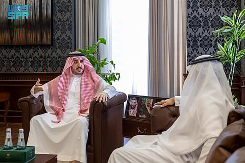 أمير الجوف يستقبل المواطن "الدرعان" صاحب مبادرة رسم أكبر جدارية بالمنطقة تجسد القيادة