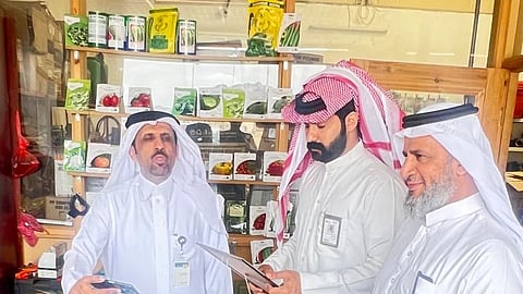 لجنة التوطين بنجران تواصل جولاتها الرقابية على محلات بيع المكائن والآلات الزراعية