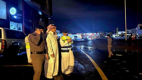 أمطار غزيرة على محايل تُغلق طرقًا وتُحرّك السيول.. والجهات المختصة تتابع ميدانيًا