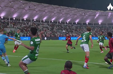 من قميص لايناسب جسده النحيل إلى هدف عريض.. قصة "جون" مع الخلود السعودي يرويها أمريكي