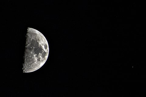 اقتران القمر في التربيع الأول مع أحد نجمي "النياط" يزيّن سماء عرعر