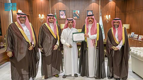 إصابة بكسر في اليد لم تمنعه من إنقاذ طلابه.. وأمير حائل يكرّم المعلّم الشمري