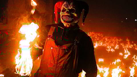 حول العالم في صورة: السلفادور.. "كرات النار" في مواجهة ملحمية مع الشيطان