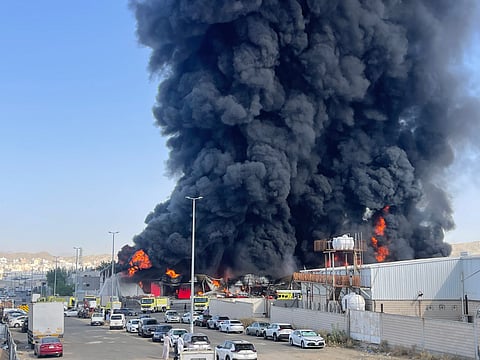 الدفاع المدني بمكة يباشر حريقاً اندلع في أحد المستودعات بحي التخصصي