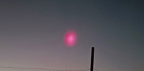 "مدار الفلك": صاروخ "فالكون 9" وراء البقعة الوردية في سماء المملكة