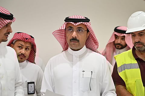أمين الطائف يتفقد التجهيزات المتقدمة لغرفة الطوارئ والأزمات بالمبنى الجديد