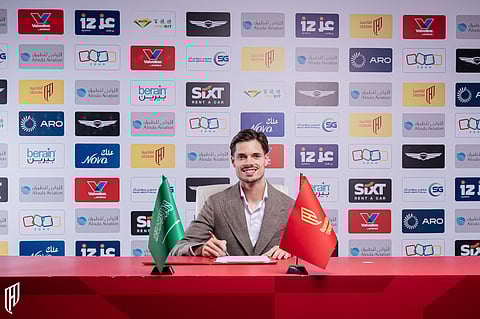 القادسية يخطف المايسترو الصامت.. "جوليان فايجل" من بائع التجزئة إلى عازف الملاعب!