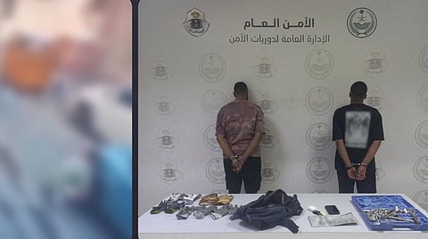 دوريات الأمن بالرياض تضبط مقيمًا ومخالفًا لنظام الحدود لسرقتهما أجزاءً من مركبتين متوقفتين
