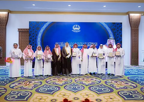 أمير الباحة يكرّم طلابًا حققوا جوائز عالمية ومحلية في الابتكار والعمل الاجتماعي