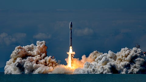 الصين تُطلق أقمارًا صناعية من البحر