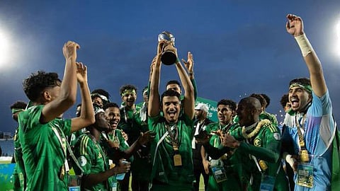 من أمام شقيقه اليمني .. الأخضر السعودي يتوج بكأس الخليج 