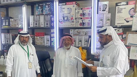 لجنة التوطين بمنطقة نجران تتابع جولاتها محلات بيع الاواني المنزلية بالمنطقة