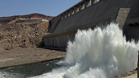 شاهد.. "بيئة مكة" تفتح بوابات سد وادي رابغ لتصريف 20 مليون متر مكعب