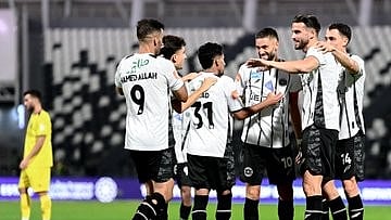 جانب من فرحة لاعبي الشباب بتسجيل هدف الفوز في مرمى الحزم