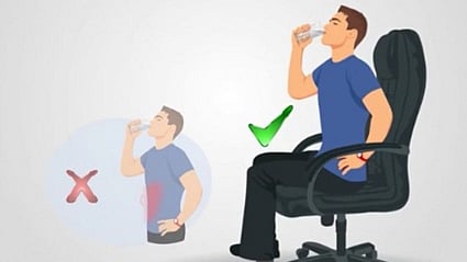 دراسة أمريكية: شرب الماء وقوفًا قد يضر الهضم والقلب