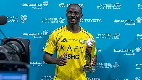 ساديو ماني لاعب النصر يحصل على جائزة أفضل لاعب في مباراة فريقه مع الخلود