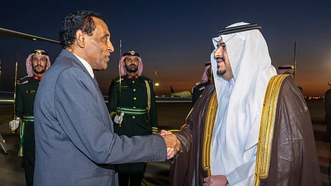 رئيس وزراء السودان يصل الرياض ونائب أمير المنطقة في استقباله