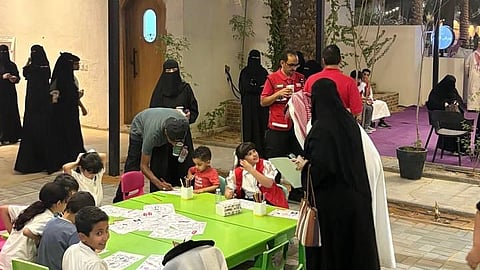 الهلال الأحمر يُفعل اليوم العالمي للإسعافات الأولية بعنيزة.. و"حنان العظامي" تقدم دورة مجانية معتمدة